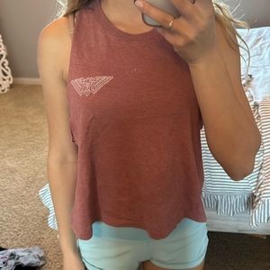 Light pink muscle crop tank